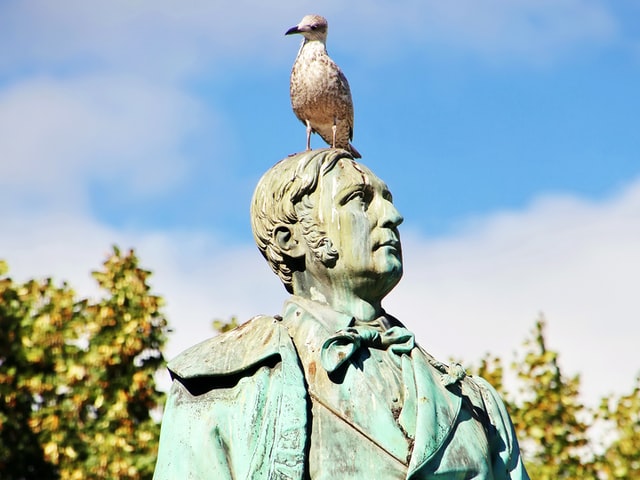 銅像と鳥