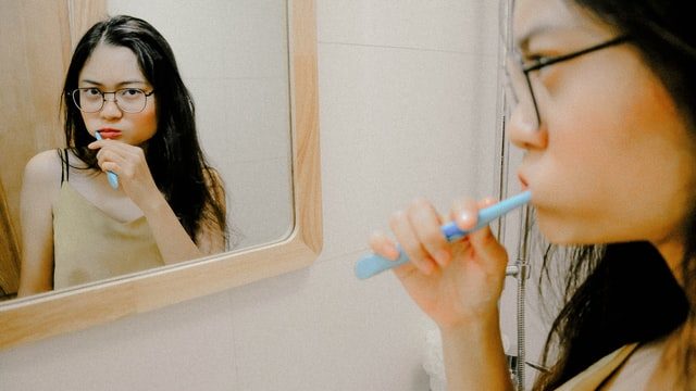 歯を磨く女